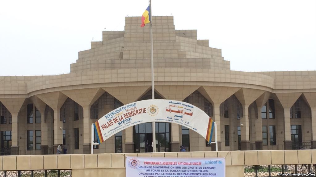 Entrée du Parlement tchadien à N'Djamena où la révision constitutionnelle a été adoptée