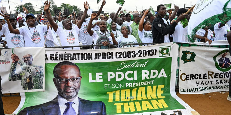 Militants du PDCI dans les rues d’Abidjan avec une banderole, symbolisant les tensions politiques en Côte d’Ivoire avant la présidentielle (photo Internet).