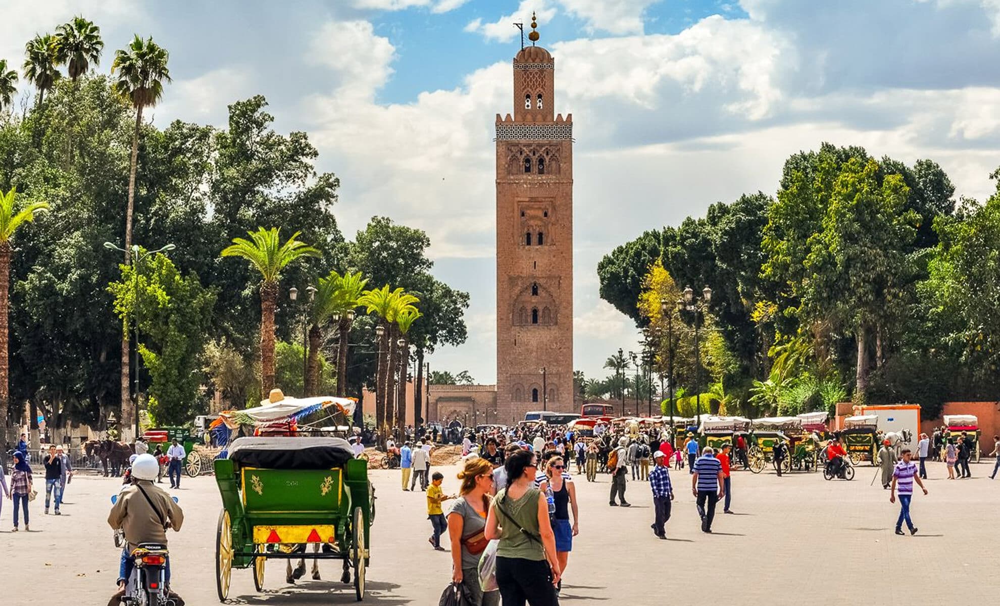 Touristes visitant un site emblématique du Maroc contribuant à la hausse des recettes touristiques en 2025